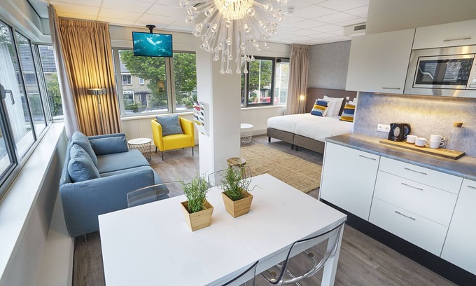Badhoevedorp Apartment | Cozy 40m2 Studio Near Amsterdam with Pool & Kitchen Access
