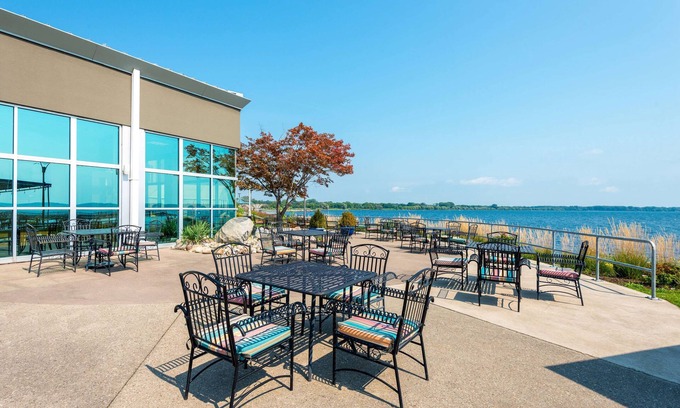 Geneva Hotel | 41 Lakefront Hotel: A Family-Friendly Retreat with Pool