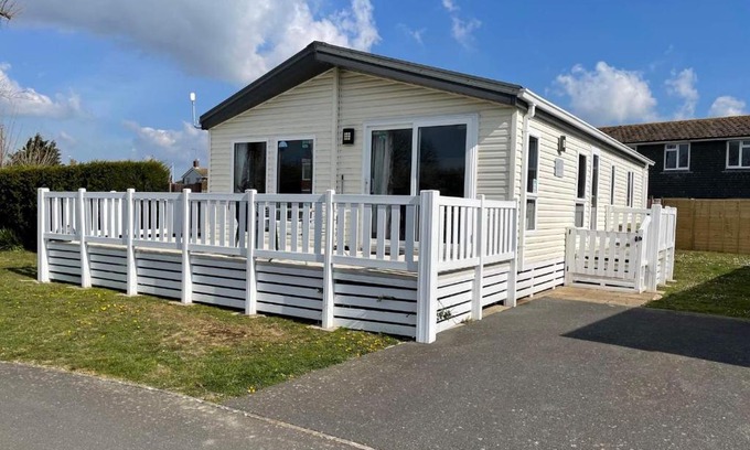 Pevensey Ski Chalet | Charming 41 Woodland Walk: Pet-Friendly Retreat in Pevensey Bay
