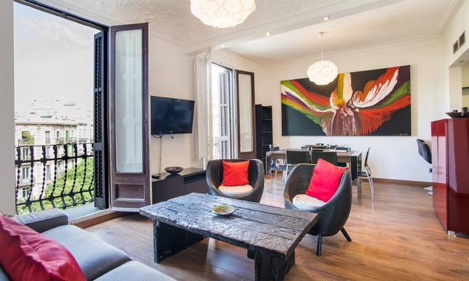 L'Antiga Esquerra de l'Eixample Apartment | Spacious 3-Bed Apartment with Spa and Kitchen Amenities
