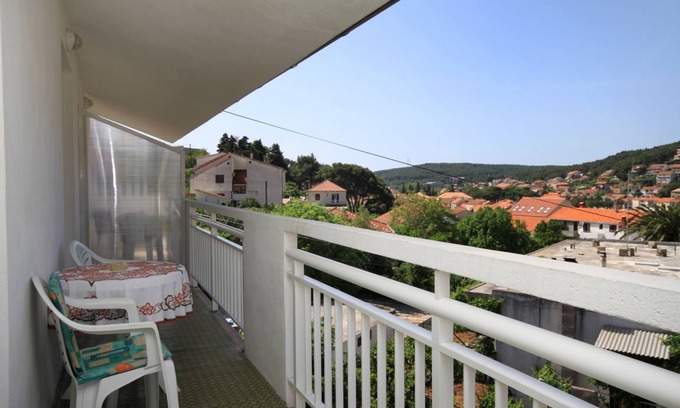 Island Hvar Apartment | Cozy 1-Bedroom Apartment for 4 with Kitchen & Child-Friendly