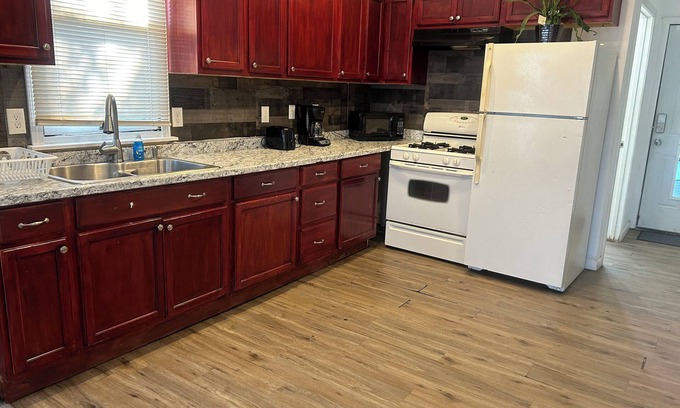 Detroit House | 420 friendly on detroit’s east side Charming 3-bedroom house with WiFi and AC