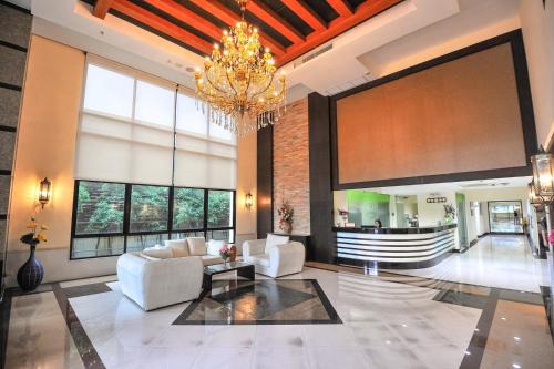 Sukhumvit Hotel | Relax at 42Grand Residence: Poolside Retreat for Families