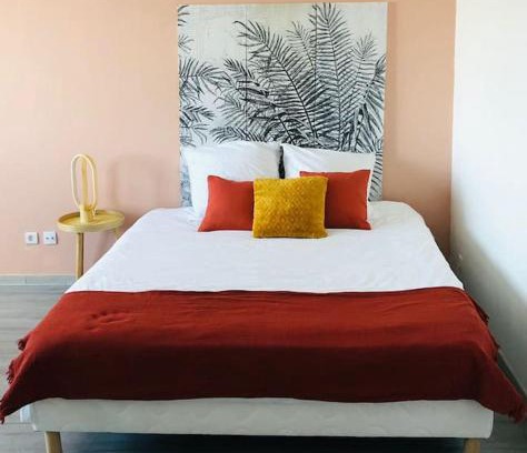 Center Apartment | Bright 42m² Hotel Near the Train Station with Free Parking