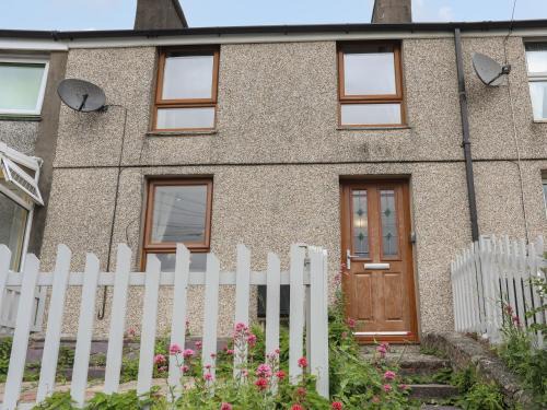 Llanllyfni House | Discover Comfort at 43 Hyfrydle Road - A 4-Star Retreat