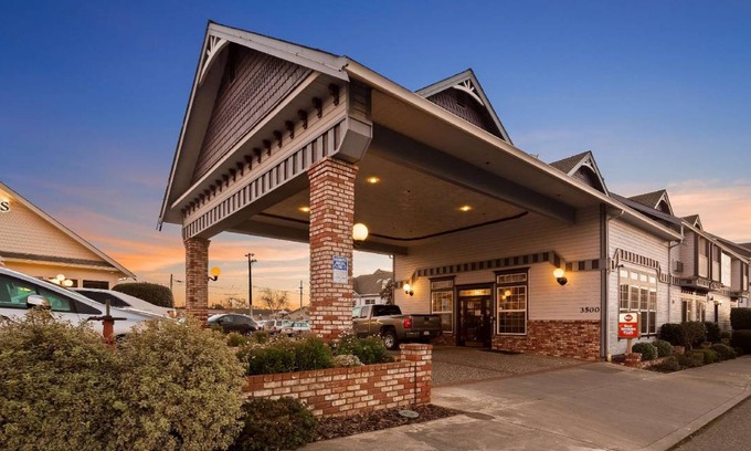 Eureka Hotel | 5-Star Hotel with Pool, Spa & Pet-Friendly Amenities