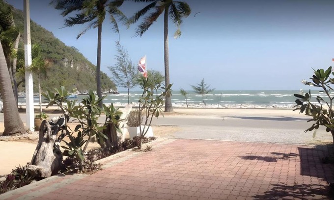 Pranburi Hotel | Pet-Friendly Resort with Pool & Restaurant for 4 Guests