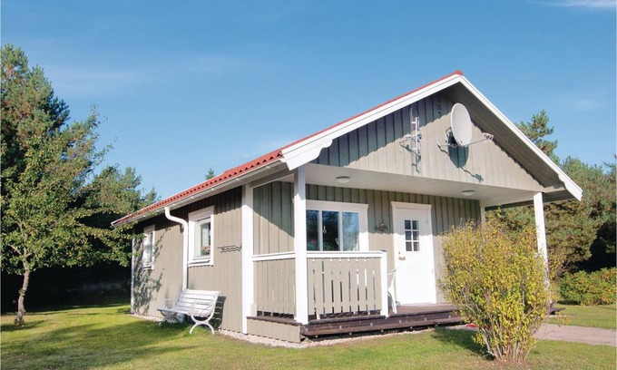 Brissund House | Spacious 2-Bedroom House for 4 - Ideal Family Retreat