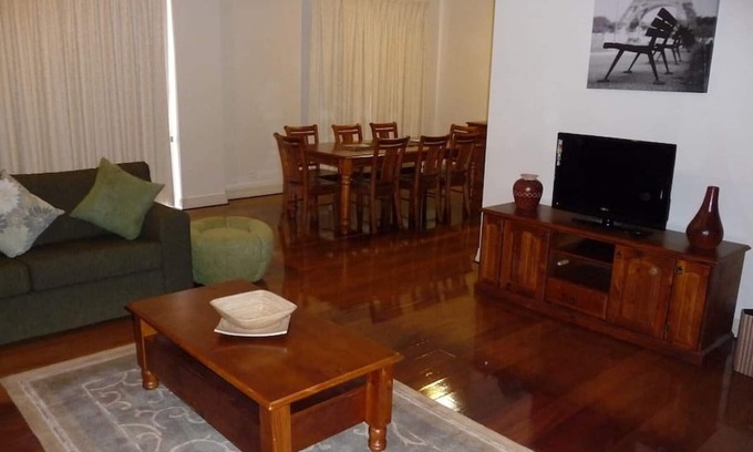 Adelaide Central Business District Apartment | Discover the East End Getaway in Adelaide's CBD
