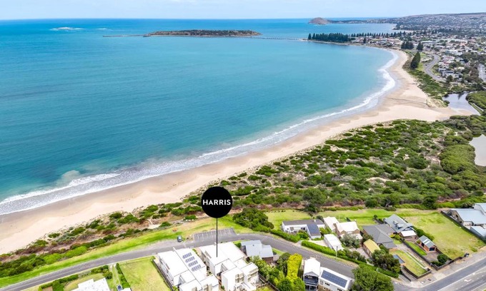 McCracken House | 43A Hayward Ct - Beachfront Linen and Wi-Fi