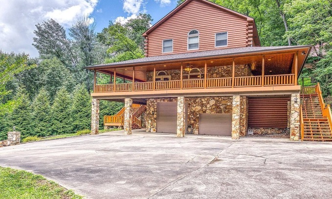 Maggie Valley Cabin | Relax at 44 Gathering Place Cabin with Hot Tub & Spa