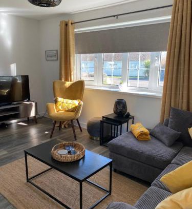 Scurlage House | Cosy 2-Bedroom Chalet at 44 Gower Holiday Village