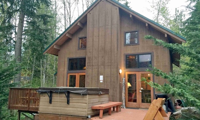 Glacier Cabin | Pet-Friendly Retreat with Hot Tub & WiFi - Sleeps 6