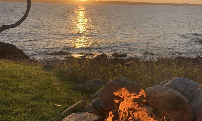 Pemaquid Point Cottage | Experience Maine Cliffs: Sunset Views & Whale Watching