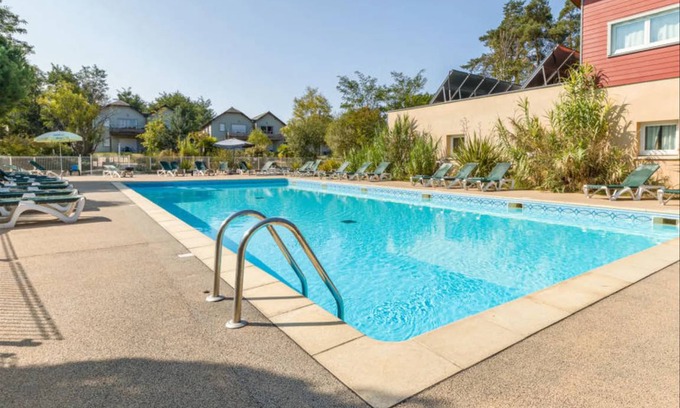 Chaveignes Apartment | Spacious 2-Bedroom Apartment for Family Getaways