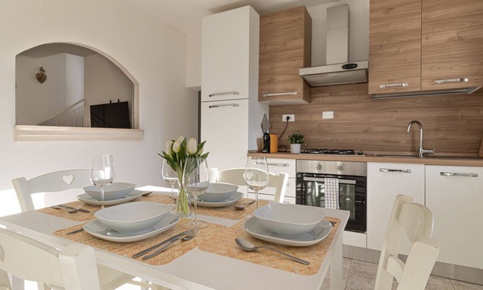 Funes House | Cozy Renovated House: Pet-Friendly Retreat Near Venice
