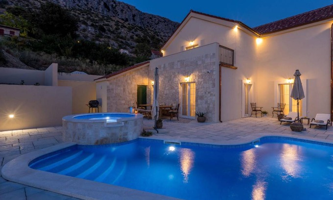 Podstrana House | Spacious 4-Bedroom House with Private Pool for 10 Guests