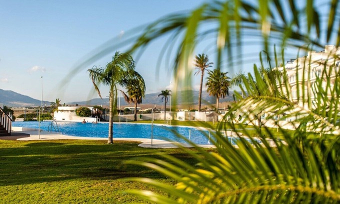 Tarifa Apartment | Cozy Apartment La Isla: Oceanfront Retreat with Spa & Pool