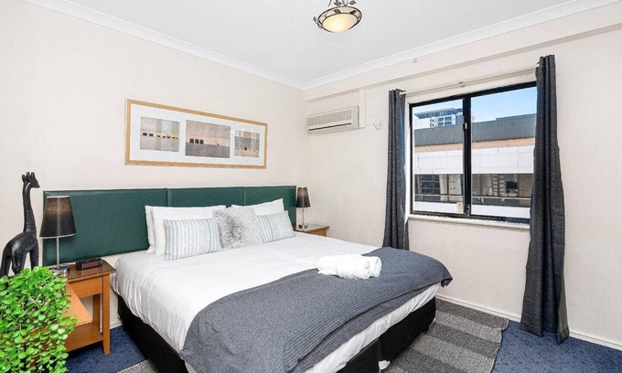 East Perth Apartment | Cozy 2BR Hideaway with Parking & Breakfast in Central Location
