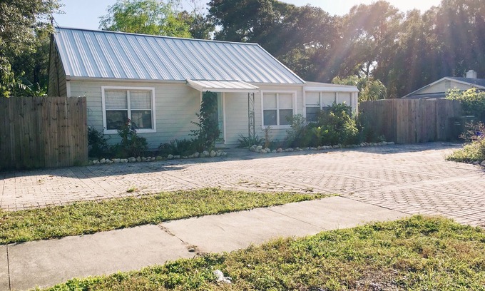Bayou Oaks House | Unwind at 47th Street Cottage with Oceanfront Views