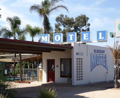 Glossop Hotel | Comfortable Stay at Glossop Motel with Pool & Fireplace