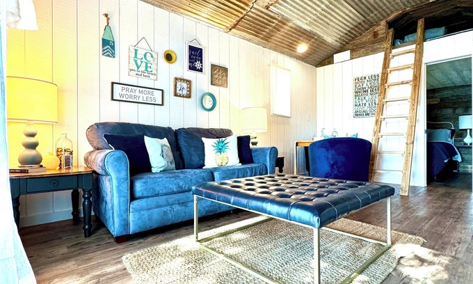 Quinlan Cabin | #49 Cozy Lake Front Cabin w/AC, WiFi & Breathtaking Views! Marina w/Free Fishing