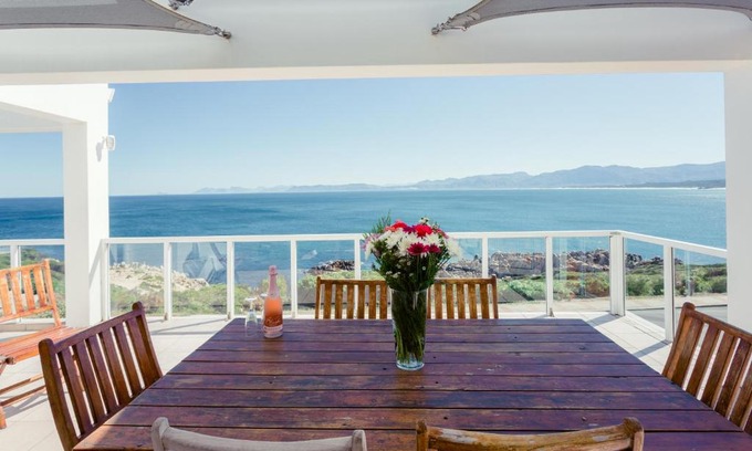 De Kelders House | Oceanfront Bliss at 49 on Cliff - Rated 9/10 by Guests
