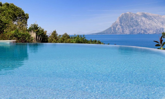 San Teodoro Villa | Spacious Oceanfront Villa with Pool and 8 Bedrooms