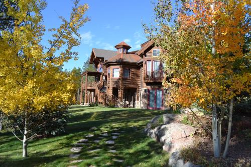 Granby House | Family-Friendly Retreat at 492 Golf Course Circle