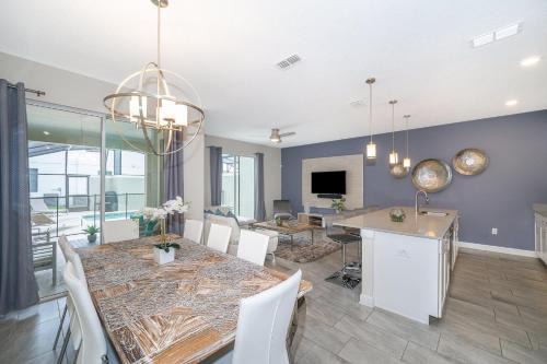 Campbell House | Family-Friendly 4-Bedroom Townhouse with Pool Oasis