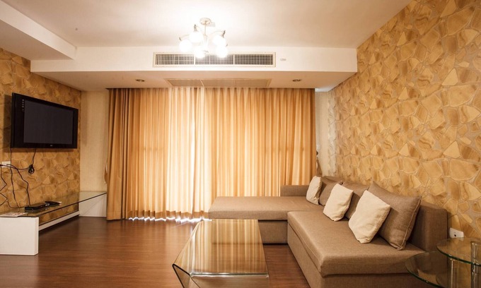 Khlong Toei Nuea Apartment | Modern 2-Bedroom Retreat in Downtown Bangkok with Pool