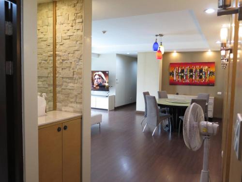 Khlong Toei Nuea Apartment | Cozy 2 Bedrooms in Downtown Bangkok with Pool Access
