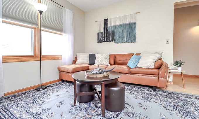Lincoln House | Ideally Located 4bd Home with Spa and Breakfast Access