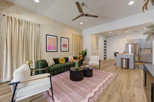 North Houston House | 4BD Home - Movie Nights - 6 Mins Houston Heights