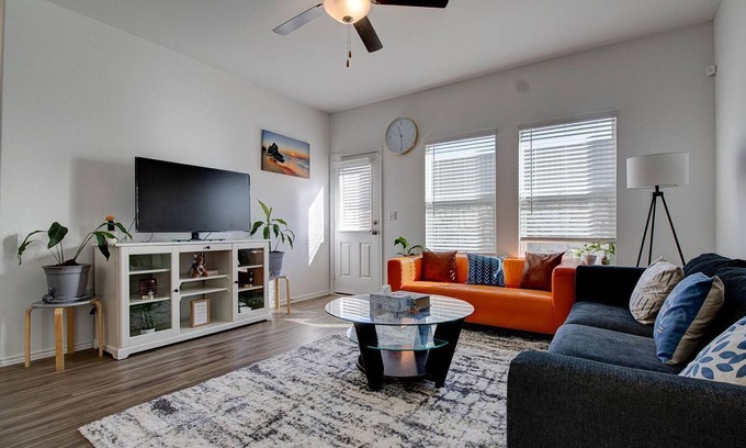 Del Valle House | Convenient 4BD Home Near Tesla, Austin Airport & Amenities