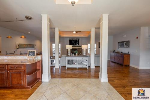 Branson House | Spacious 4BD Villa with Pool & Golf Course Access