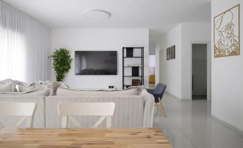 Kiryat Ata Apartment | 4BDR apt with jacuzzi in the heart of the city