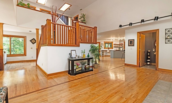 Murphysboro House | Elegant 4 Bedrooms with EnSuites and Pet-Friendly Amenities