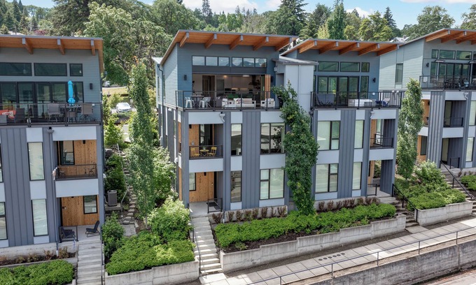 Hood River House | Modern 4Bed/3Bath Townhome with River View Near Downtown
