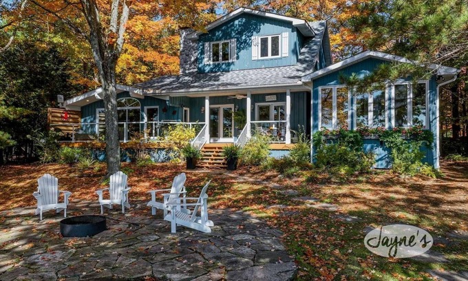 Lake of Bays Cottage | Beautiful 4-Bed Cottage on Lake of Bays with Hot Tub