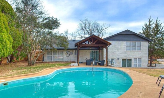 Edmond House | Stylish 4-Bed Pool House: Guest Rated 10/10 & Pet Friendly