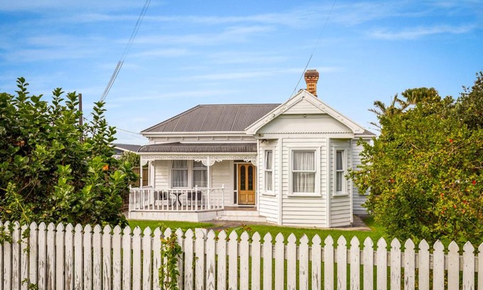 Chatswood House | Family-Friendly 4-Star Villa with Pool in Chatswood