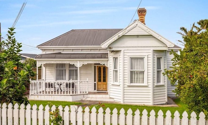 Chatswood House | Family-Friendly 4-Bed Villa with Pool in Chatswood