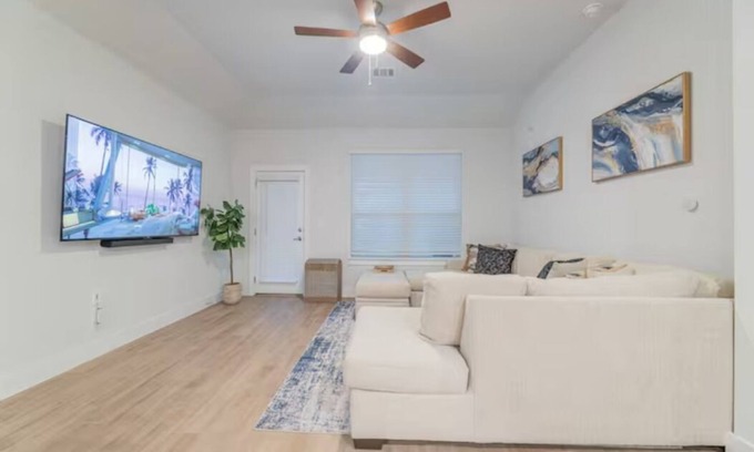 Austin House | Beautiful 4BR Home with Private Pool near Airport & F1
