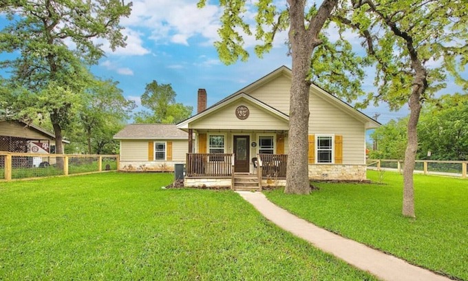 Holick House | Family-Friendly 4BR Home Steps from Kyle Field - Pet Friendly!