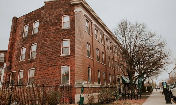 Chatham-Arch Apartment | 4BR 4BA Combined door Apartments close to Lucas Oil Stadiom