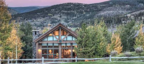 Stonehaven House | Inviting Apres Ski & Golf Retreat with Hot Tub and Kids' Fun