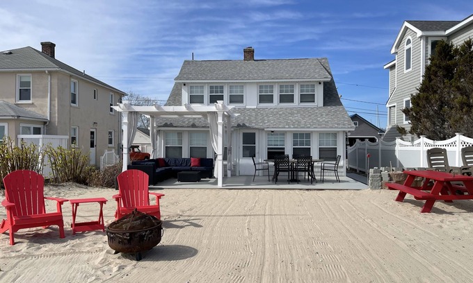 Westbrook Cottage | Beachfront 4BR Cottage with Ocean View & Outdoor Grill
