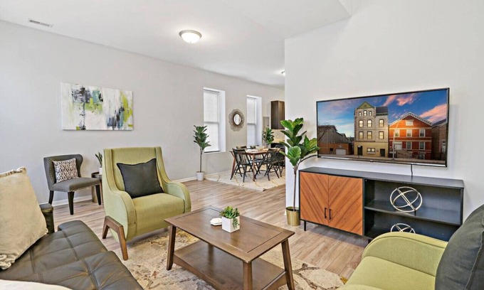 Pulaski Park Apartment | Elegant 4BR Apartment in Wicker Park with Pet-Friendly Perks