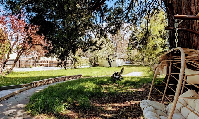 Mount Shasta House | Downtown 4BR Cottage with Lake Views & Pool Access